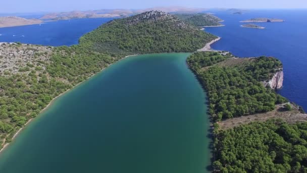 Dalmatinische Inseln und ein berühmter See — Stockvideo