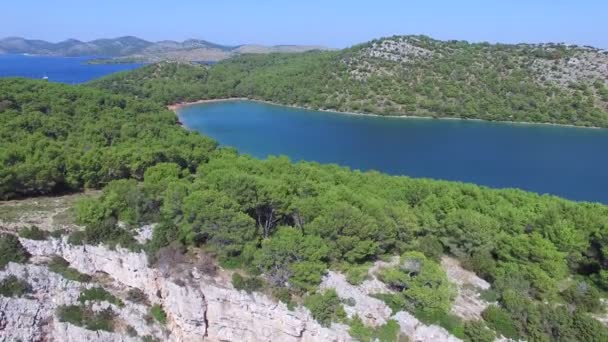 ダルマチアの海岸にそびえる塩味の湖 — ストック動画