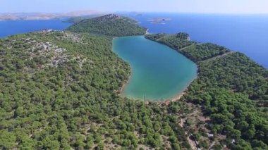Hırvat kıyısında tuzlu Gölü