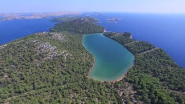 Hırvat kıyısında tuzlu Gölü