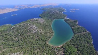 Hırvat kıyısında tuzlu Gölü