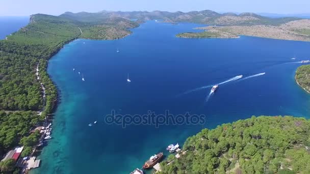 Barcos en el canal entre las islas de Dalmacia — Vídeo de stock