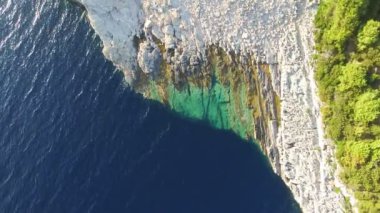 Dalmaçya kayalıklarla kristal denizden yükselen