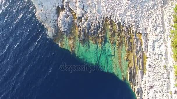 クリスタルの海から上昇しているダルマチアの崖 — ストック動画