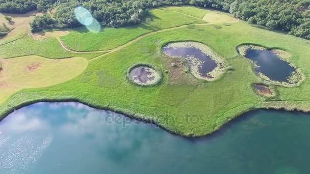 Laghi su prato di erba, Knin — Video Stock