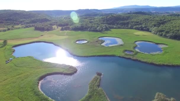 Gröna dammar nära Knin city — Stockvideo