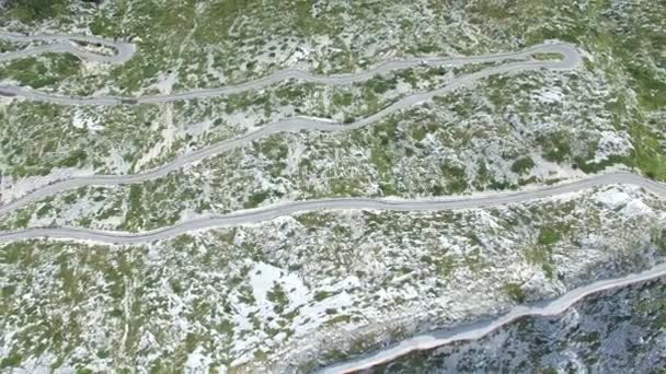 Изгиб асфальтовой дороги на скалистом холме — стоковое видео