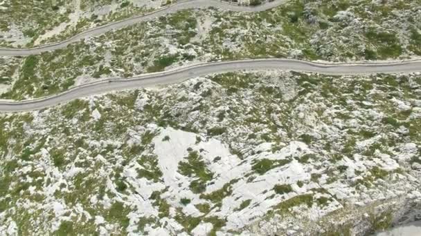 Асфальтована дорога вигнута на скелястому пагорбі — стокове відео