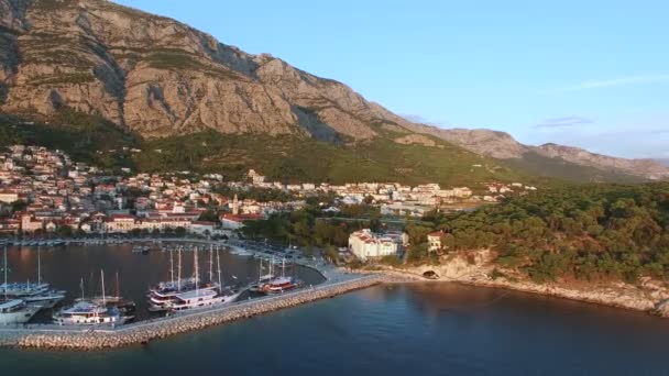 Makarska riviera con la montaña Biokovo — Vídeos de Stock