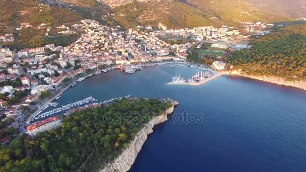 Puerto de Makarska con estadio de fútbol — Vídeos de Stock