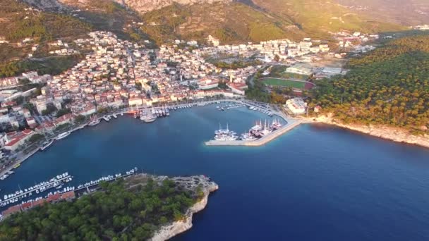 Port de Makarska avec stade de football — Video