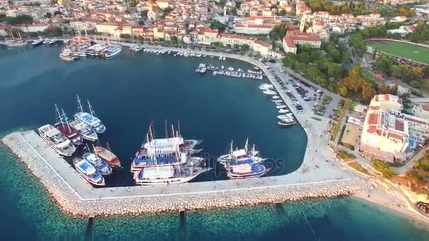 Makarska port a labdarúgó-stadion — Stock videók