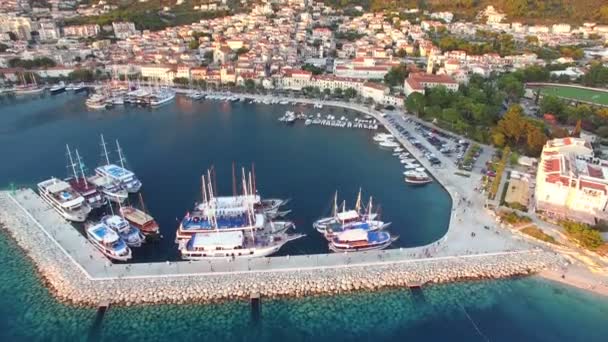 Puerto de Makarska con estadio de fútbol — Vídeos de Stock