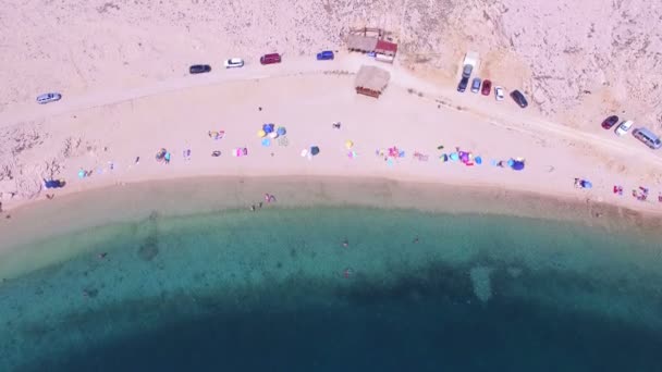 Personer på sandiga stranden Pag island — Stockvideo