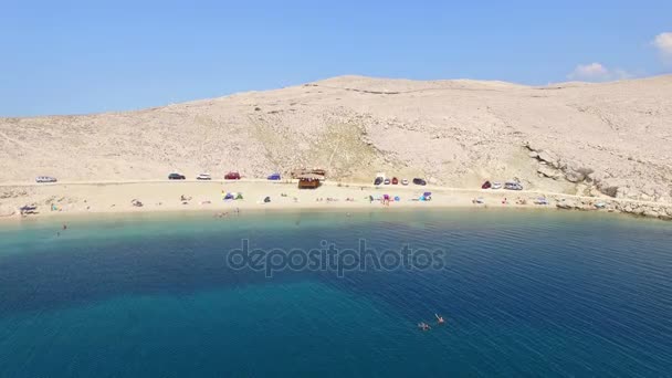 Persone sulla spiaggia sabbiosa dell'isola di Pag — Video Stock