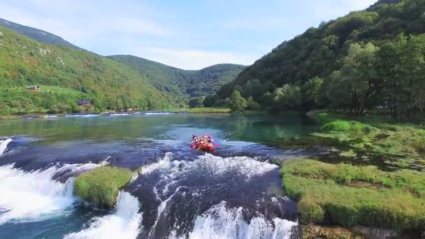 Menschen im Floß auf Wasserfällen des Flusses una — Stockvideo