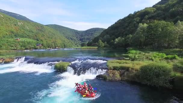 Menschen im Floß auf Wasserfällen des Flusses una — Stockvideo