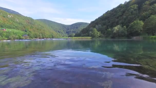 Wasser des Flusses una in Bosnien — Stockvideo