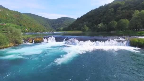 Watervallen op de Una rivier — Stockvideo