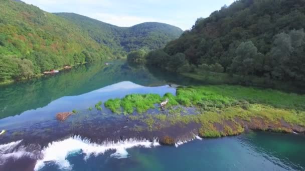 Cascades d'eau sur la rivière Una — Video