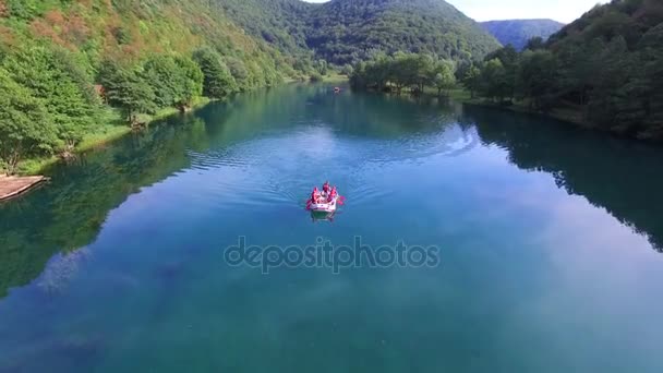 Balsas remando en balsa a través del agua — Vídeos de Stock