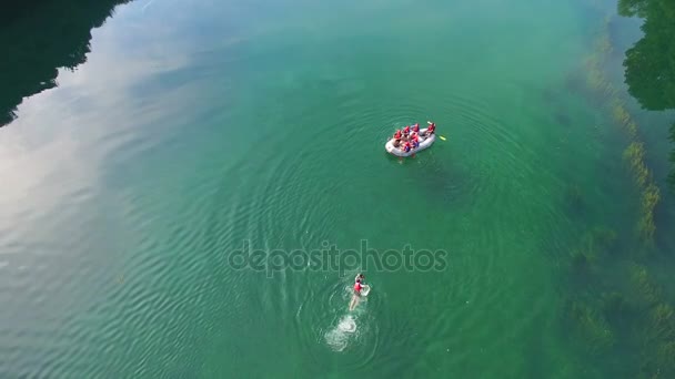 Rabbe svømmer raskt til raftingbåt – stockvideo