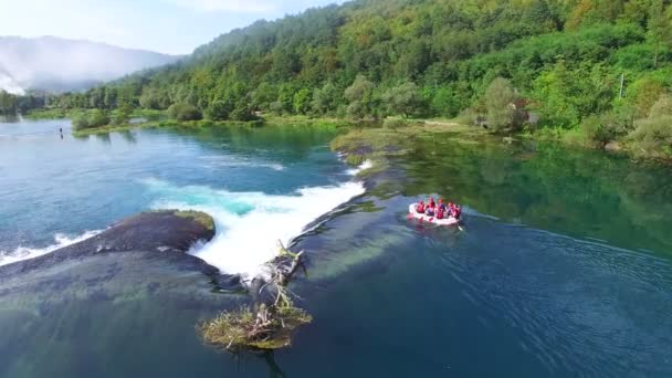 Flößer nähern sich Stromschnellen auf dem Fluss — Stockvideo