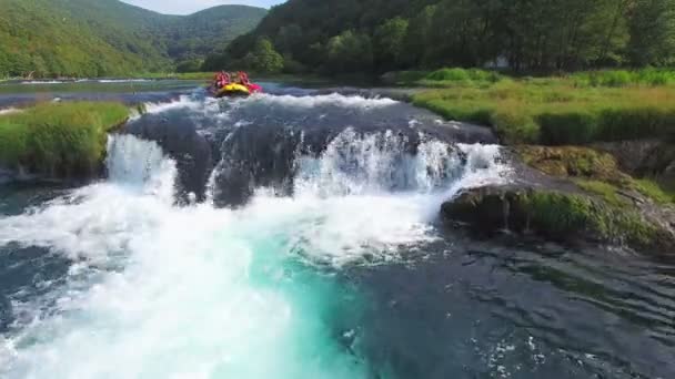 Δοκάρια πλησιάζει rapids ποταμού Una — Αρχείο Βίντεο