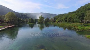 Una Nehri ağaçları ile
