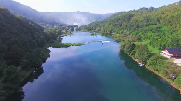 Schlucht und Wasserfälle des Flusses una — Stockvideo