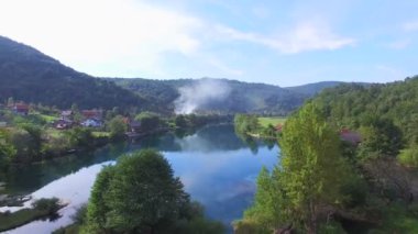  Una Nehri ağaçları ile su