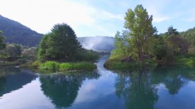  Una Nehri ağaçları ile su
