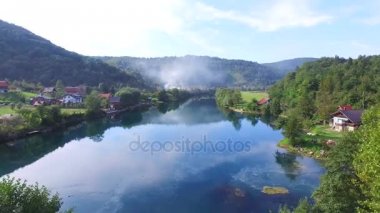  Una Nehri ağaçları ile su