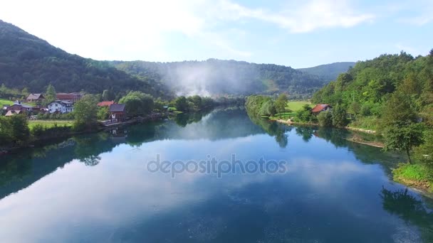 Acqua del fiume Una con alberi — Video Stock