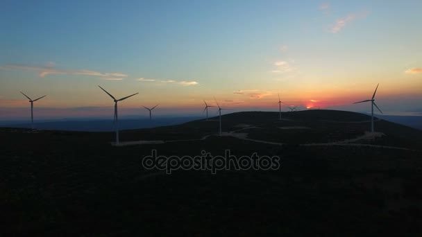 Molinos de viento para la producción de energía renovable — Vídeo de stock