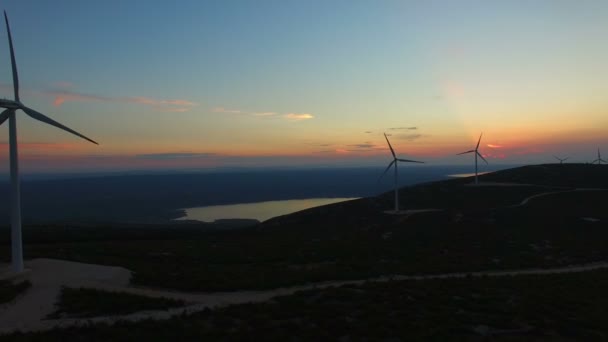 Moinhos de vento para produção de electricidade — Vídeo de Stock