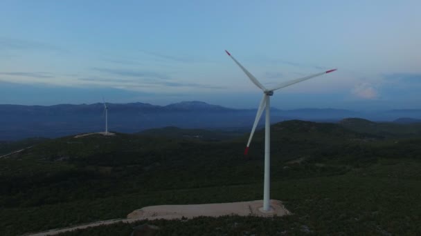 Větrné elektrárny pro výrobu elektřiny trvale udržitelného — Stock video