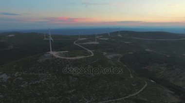 gün batımında düzine yel değirmenleri