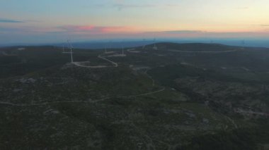 gün batımında düzine yel değirmenleri