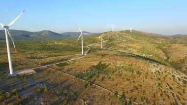  Bıçaklar dönen yel değirmenleri 