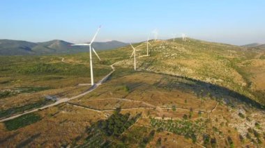  Bıçaklar dönen yel değirmenleri 