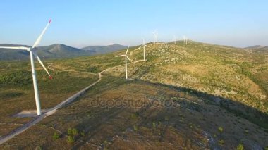  Bıçaklar dönen yel değirmenleri 