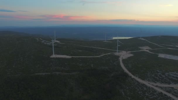 Zeven windmolens bij zonsondergang — Stockvideo