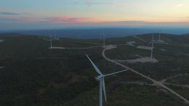 Åtta väderkvarnar vid solnedgången — Stockvideo