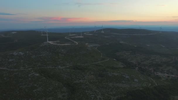 Dutzende Windmühlen bei Sonnenuntergang — Stockvideo