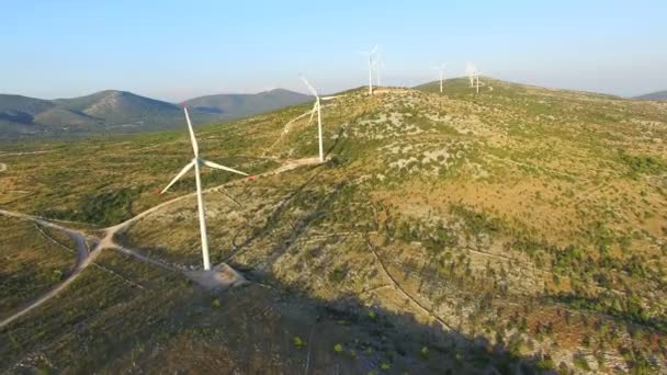 Molinos de viento con palas giratorias — Vídeos de Stock