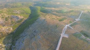 Yeşil güneşli tepelerde Rüzgar türbinleri
