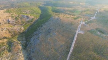 Yeşil güneşli tepelerde Rüzgar türbinleri