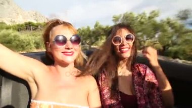  arkadaşlar Cabrio arka koltuğunda sürme