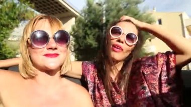  arkadaşlar Cabrio arka koltuğunda sürme